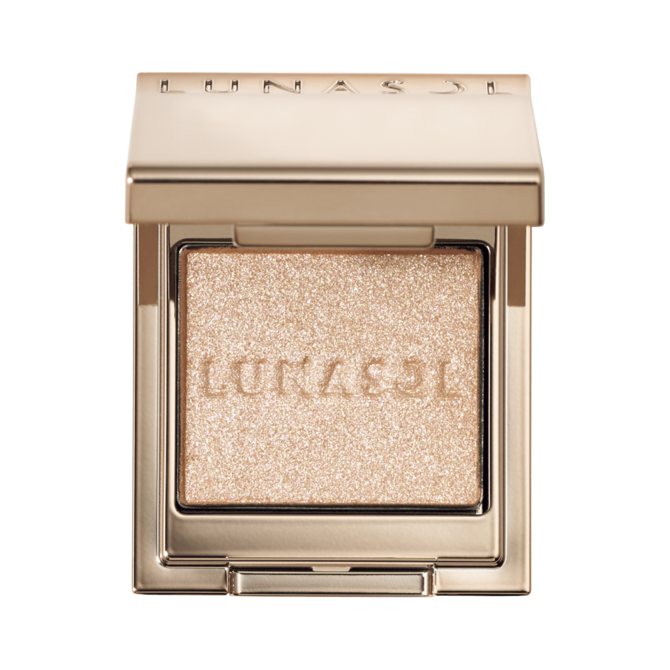 単色ながら繊細なパールの滑らかなツヤで、奥行きやグラデーションが。¥3,520（カネボウ化粧品）