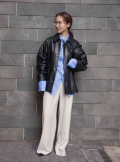 チンクアンタのブルゾン、ダークパークのシャツ、ドゥーズィエム クラスのパンツ、ペリーコのシューズ、ジル・サンダーのバッグ、セリーヌの眼鏡、その他全て本人私物