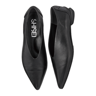 足を深く包み込みながらもシャープなカッティングで足がキレイに見える。撥水加工された本革製。シューズ¥36,300（シーセイ／アイネックス）