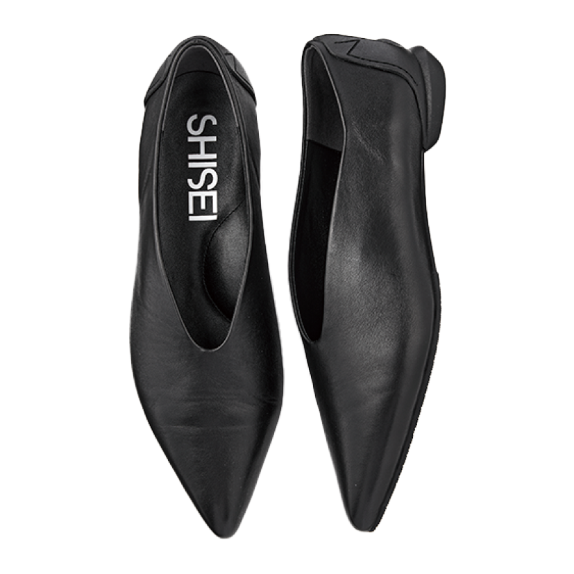 足を深く包み込みながらもシャープなカッティングで足がキレイに見える。撥水加工された本革製。シューズ¥36,300（シーセイ／アイネックス）