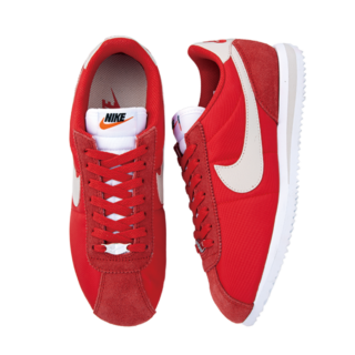 トレンドの赤を足元で取り入れてワンポイントに。名品コルテッツが今また熱い。スニーカー〈コルテッツ〉¥12,430（ナイキ スポーツウェア／NIKE カスタマーサービス）