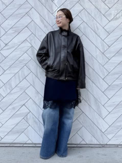 アイウェア￥77,000（グッチ）、ブルゾン¥132,000、チュニック¥55,000、パンツ¥31,900（全てドゥーズィエムクラス／全てDeuxième Classe 青山店）