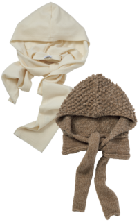 フード付きマフラー左から:ハイゲージ&シンプルなデザインは大人っぽい雰囲気。¥17,000(PHERE)、ポコポコとした編地が表情たっぷり♡ ¥15,400(オリエント ミリナリー)