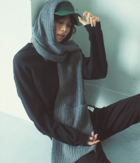 マフラーにはポケットまで! キャップと重ねても可愛い。フード付きマフラー¥63,800(イーヨ)、スエット¥28,600(ハイク/ボウルズ)、キャップ¥14,050(エイトンステイプルズ)、パンツ¥26,400(ヤヌーク/カイタックインターナショナル)