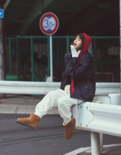 マウンテンパーカにジョガーパンツ。スポーティなコーデに合わせた防寒アイテムは、今っぽいフード付きマフラーと厚手のミトン、ふわふわなムートンシューズの極暖セット♪ フード付きマフラー¥8,500※為替により変動あり(Studio Doe)、手袋¥1,990(ユニクロ)、マウンテンパーカ¥59,400(ザ シンゾーン/シンゾーン 表参道本店)、パンツ¥35,200(エイトンステイプルズ)、バッグ¥12,100(クチュール・ド・アダム/ホワイトオフィス)、ソックス¥4,180(CORGI/ピモンテ)、ブーツ¥29,700(UGG®/デッカーズジャパン)