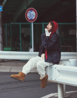 マウンテンパーカにジョガーパンツ。スポーティなコーデに合わせた防寒アイテムは、今っぽいフード付きマフラーと厚手のミトン、ふわふわなムートンシューズの極暖セット♪ フード付きマフラー¥8,500※為替により変動あり（Studio Doe）、手袋¥1,990（ユニクロ）、マウンテンパーカ¥59,400（ザ シンゾーン／シンゾーン 表参道本店）、パンツ¥35,200（エイトンステイプルズ）、バッグ¥12,100（クチュール・ド・アダム／ホワイトオフィス）、ソックス¥4,180（CORGI／ピモンテ）、ブーツ¥29,700（UGG®／デッカーズジャパン）