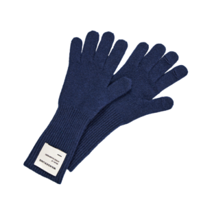 ニット素材ながらキレイめな印象。手袋¥18,150（WANDERUNG／マルティニーク ルミネ横浜）