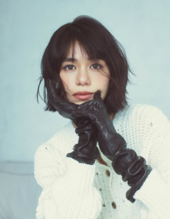 ロンググローブの袖を少したるませれば、海外セレブのようなこなれた着こなしに。手袋¥29,700（Gala gloves／マルティニーク ルミネ横浜）、ニット¥31,900（RHC／RHC ロンハーマン）