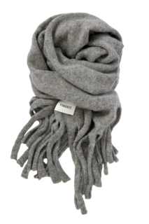 トレンドのフリンジデザインが印象的。汎用性の高いライトグレーも◎。ストール¥39,600（ピモンテ）