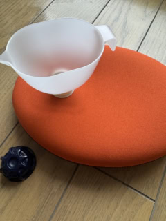 お湯を入れる際は、クルクルと取り付けられる専用のロートが付いている