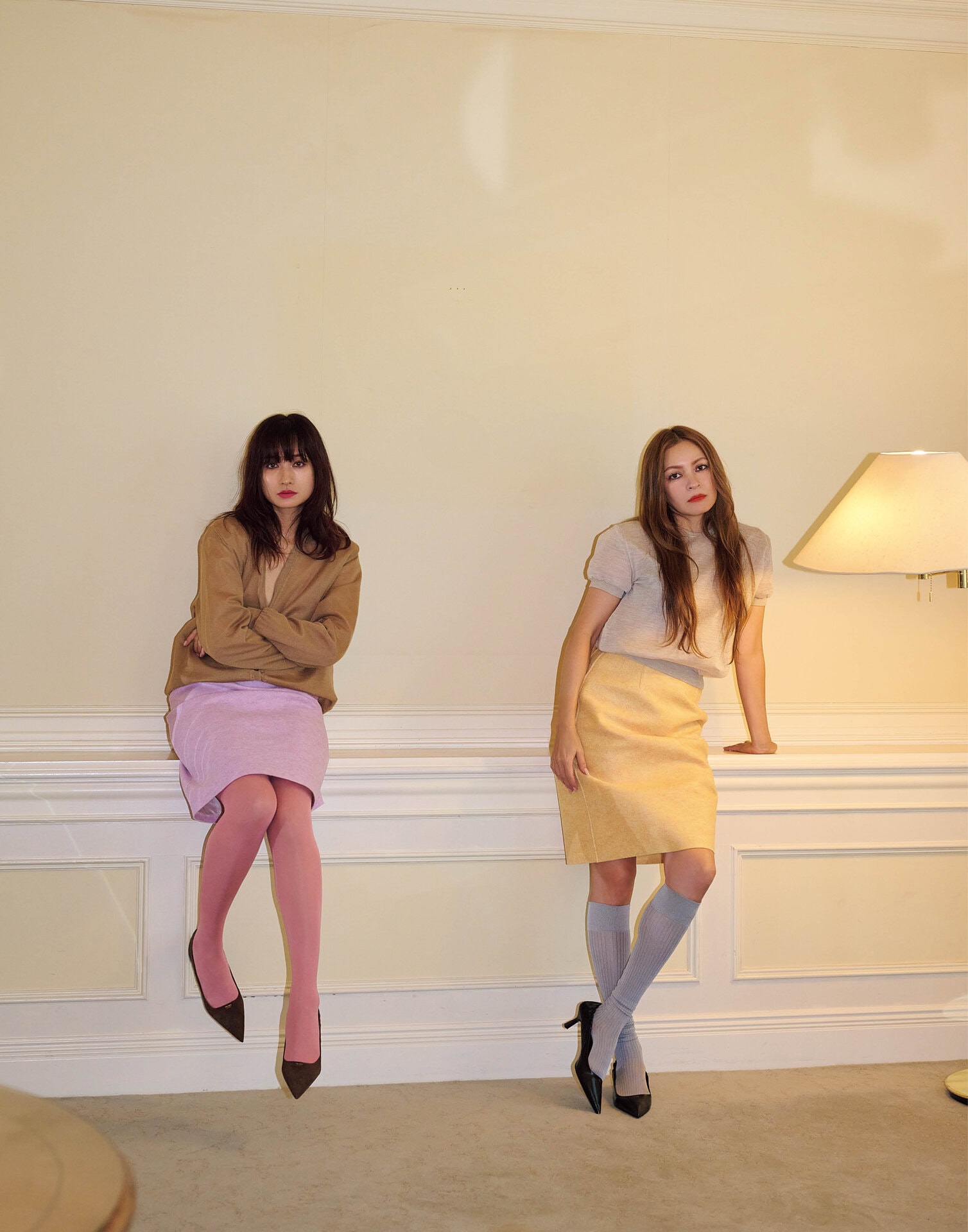 【真由美着用】ブラウンカーディガン ※参考商品、ピンクスカート［ベルトとセット］※参考商品、ブラウンパンプス¥176,000 ※予定価格（全てプラダ／プラダ クライアントサービス）、タイツはスタイリスト私物 【せり着用】ベージュ半袖ニット ※参考商品、イエロースカート［ベルトとセット］※参考商品、ブラックパンプス¥176,000 ※予定価格（全てプラダ／プラダ クライアントサービス）、ソックスはスタイリスト私物