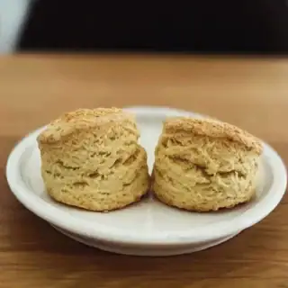 食物繊維やミネラル豊富な全粒粉で作る、香ばしく食感も楽しいヘルシースコーン