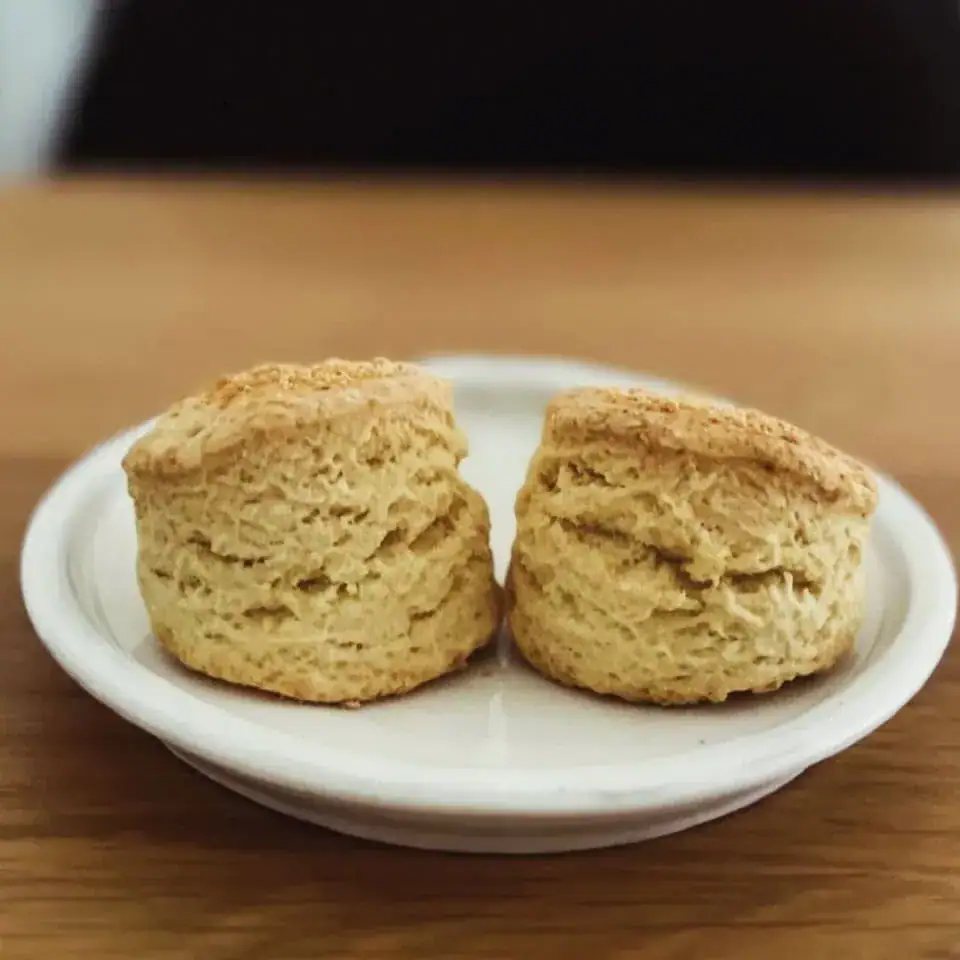 食物繊維やミネラル豊富な全粒粉で作る、香ばしく食感も楽しいヘルシースコーン