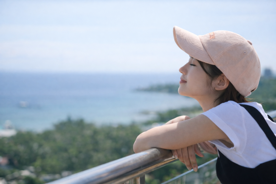 海を一望できるテラスで寛ぐ若月さんをキャッチ。