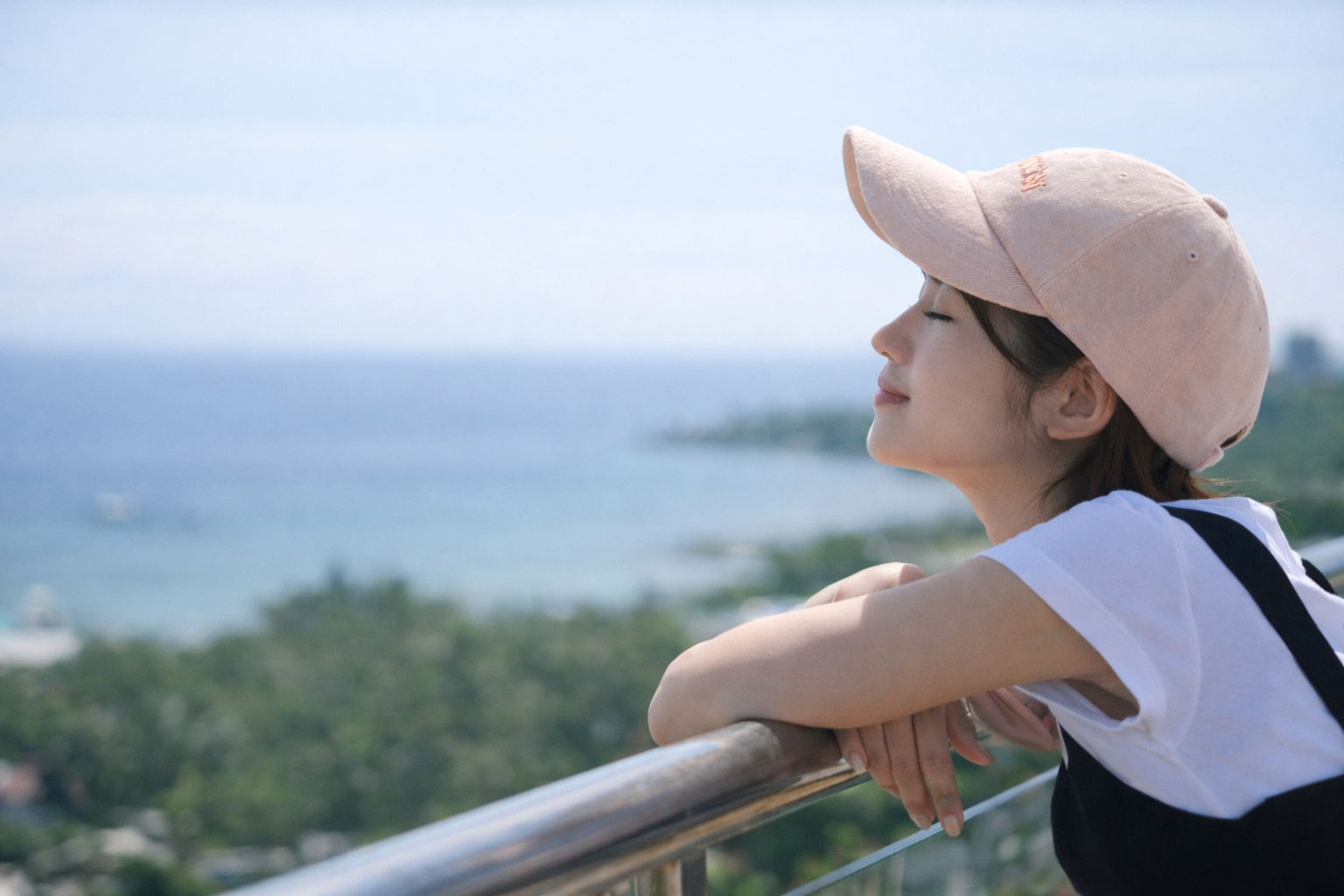 海を一望できるテラスで寛ぐ若月さんをキャッチ。