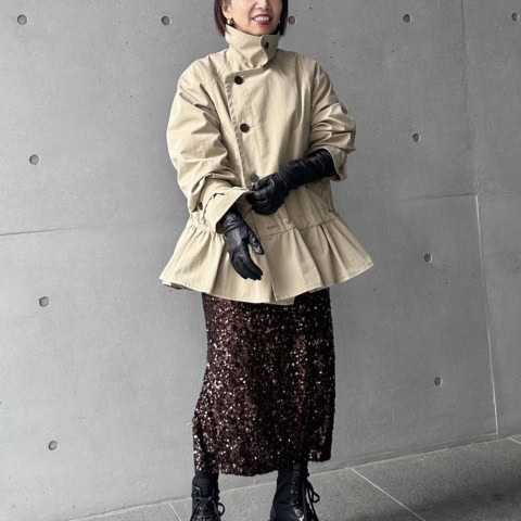【40代スナップ】キラキラスカートにゴツめブーツをトレンチで春らしく|英恵 カイセリリオルさん