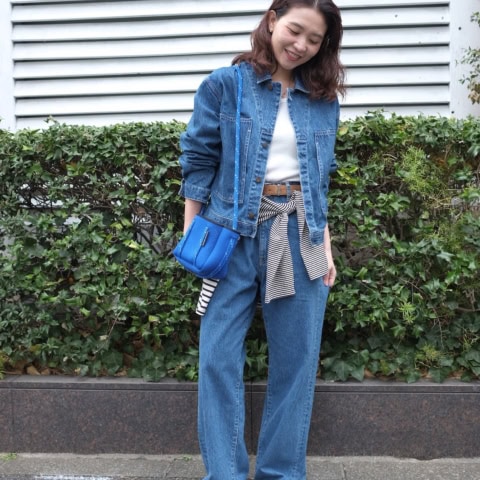 【40代スナップ】春の「デニムオンデニム」コーデに「ブルー」小物でさらに洒落る!|林安奈さん