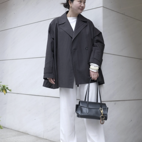 【40代スナップ】季節の変わり目に大活躍「ショートコート」を小物使いで洒落見せ|岩渕栞名さん