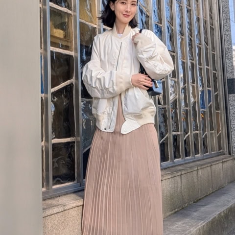 【40代スナップ】甘いのにハンサムで素敵! 「アイボリーのMA-1」は春先にぴったり|前田紀至子さん