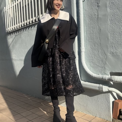 【40代スナップ】「ビックカラー」主役の甘めコーデはオールブラックで引き締め!|鈴木采加さん