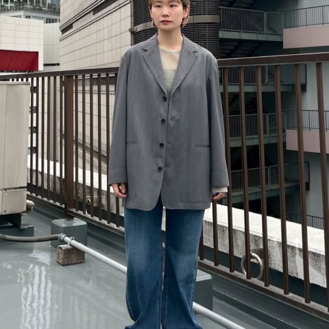 【40代スナップ】メンズジャケットの中に「シアートップス」を重ねて、春っぽく!|小林唯さん