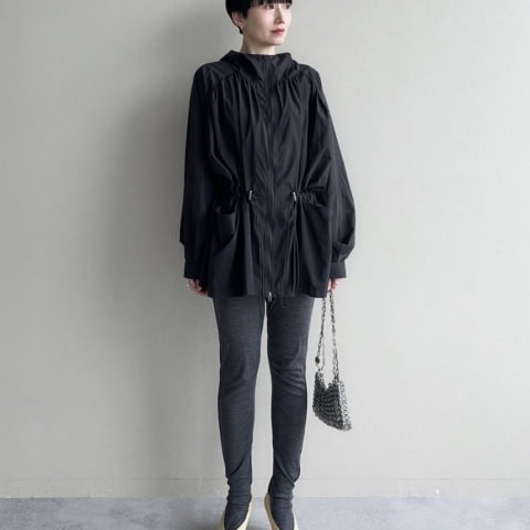 【40代スナップ】スポーティな「ナイロンブルゾン」をタイツ合わせで女っぽく|本間理恵子さん