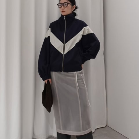 【40代スナップ】スポーティブルゾンは「シアースカート」投入でエレガントに!|船曳ひろみさん