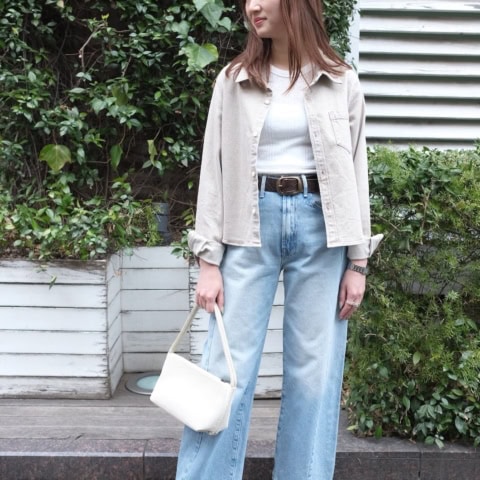 【40代スナップ】今っぽい!淡色「クロップド丈」デニムアウターを、デニムにオン|齋藤優奈さん