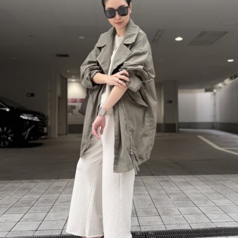 【40代スナップ】柔らかカーキの「ミリタリーコート」に白セットアップで春気分!|西田佳奈さん