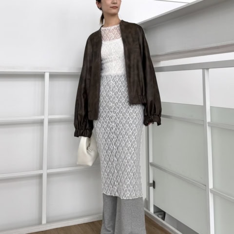 【40代スナップ】辛口「レザー」風ブルゾンに「レース」合わせがレディで旬見え♡|内山早苗さん