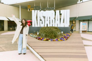 到着するとまず迎えてくれるのが、巨大な「KISARAZU」の文字と千葉県のマスコットキャラクター「チーバくん」。訪れた人たちは皆、ここで足を止めて記念撮影をしていました。理央さんもチーバくんと一緒にパシャリ！ さあここから、リアルなお買いもの&グルメクルーズの始まりです。