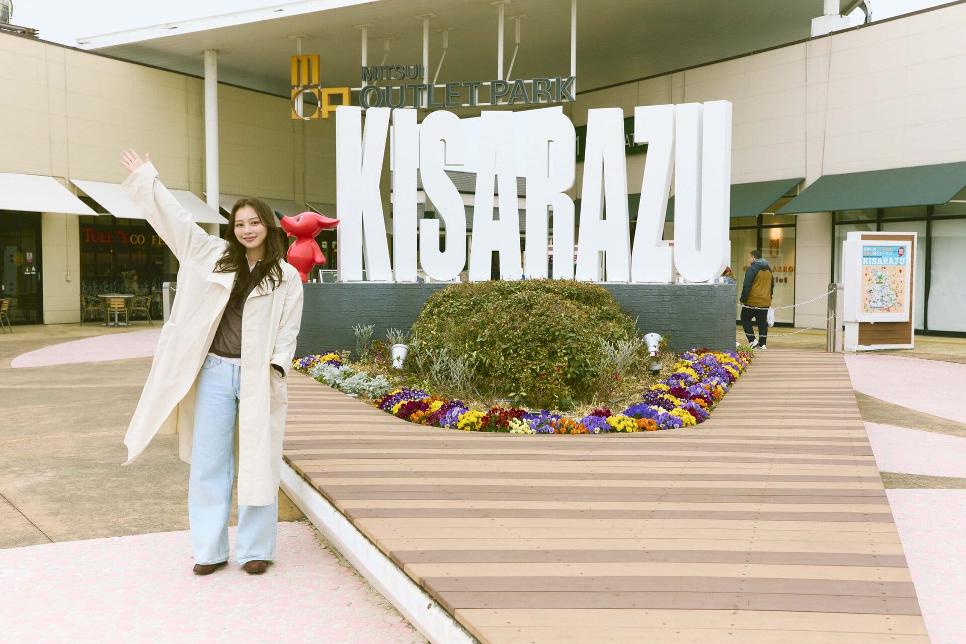 到着するとまず迎えてくれるのが、巨大な「KISARAZU」の文字と千葉県のマスコットキャラクター「チーバくん」。訪れた人たちは皆、ここで足を止めて記念撮影をしていました。理央さんもチーバくんと一緒にパシャリ！ さあここから、リアルなお買いもの&グルメクルーズの始まりです。