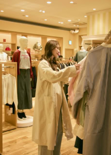 「これからの季節、1枚あると便利だよね！ 旅先でも羽織りとして活躍してくれそう」と、シャツが気になる理央さん