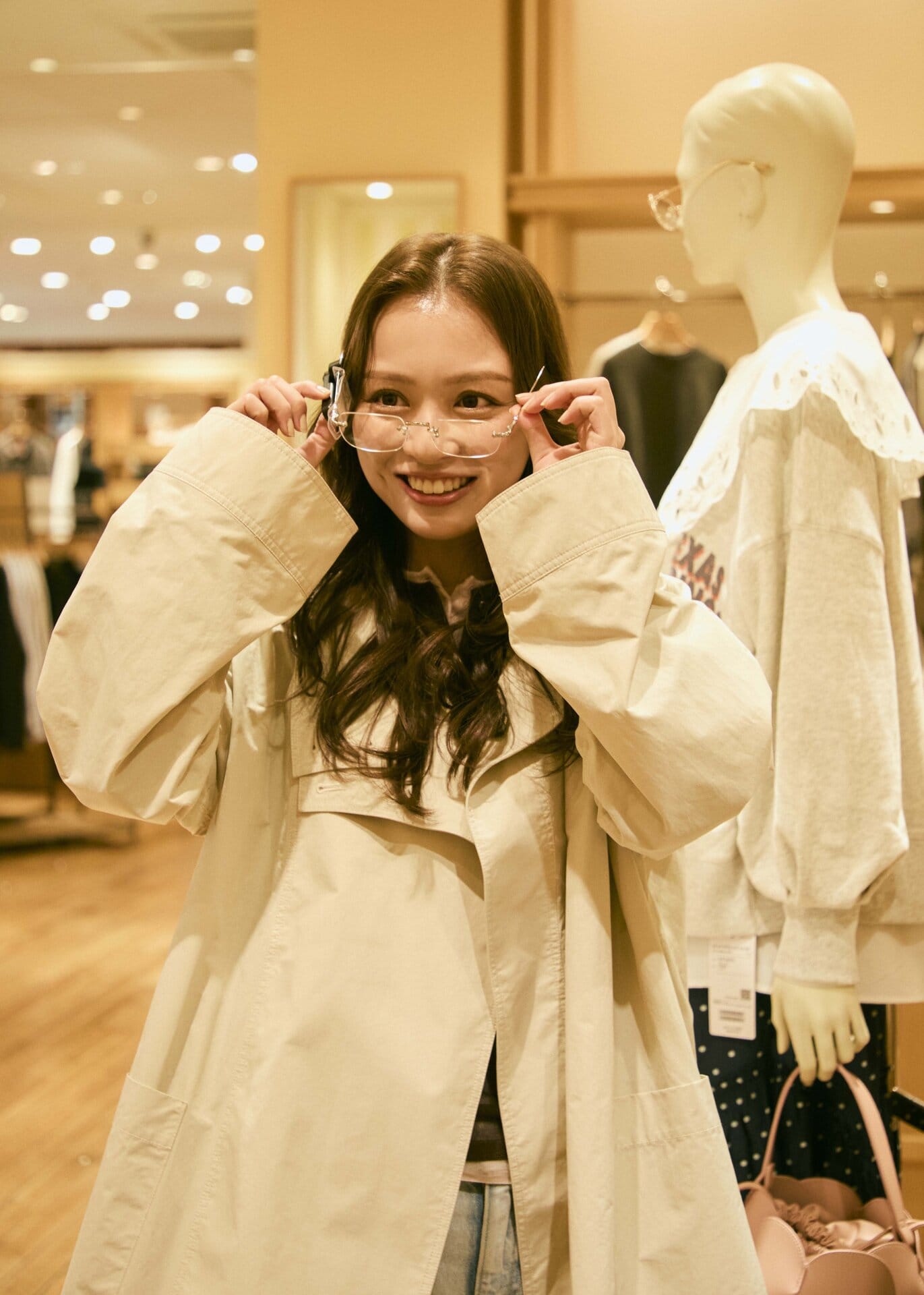 「リムレスサングラス、最近流行ってるよね！ 持ってないから気になる……」