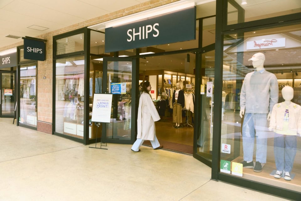 「普段はネットショッピングが多いから、リアルなお買いものは久々〜♡」と理央さんがまず向かったのは、国内外の高品質なブランドとトレンド感がありながらトラディショナルなオリジナルアイテムを展開する、老舗セレクトショップの【シップス】。まずはすぐに使える春アイテムを探しにいきます。