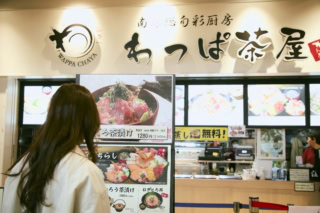 豊富なメニューにしばらく悩みこむ理央さん