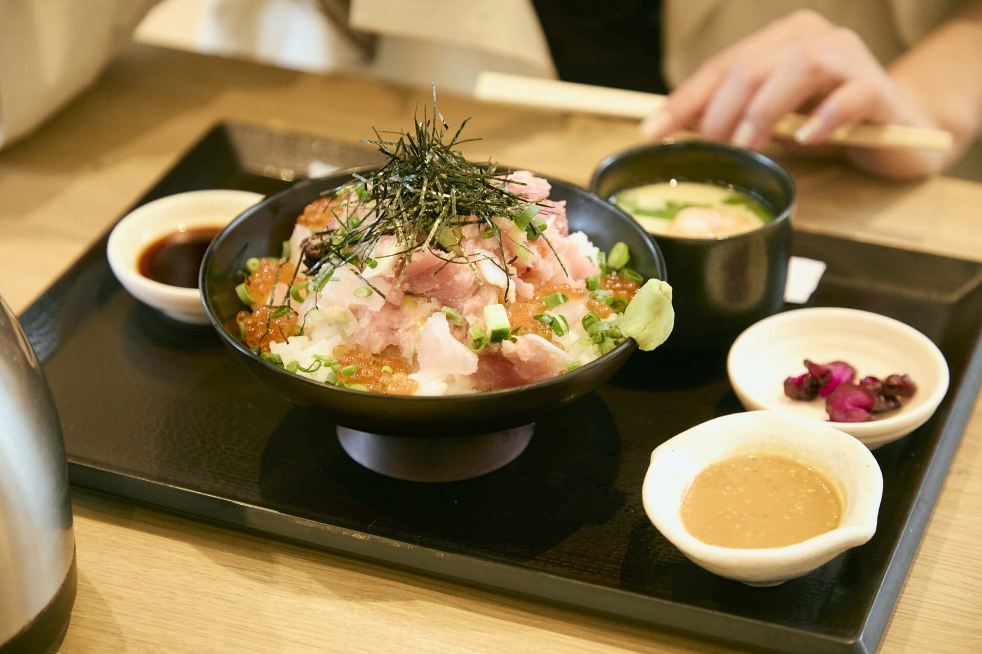 選んだのは人気メニューのなめろう茶漬け（￥1,848）。「お腹すいた！ いただきま〜す」