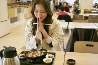 選んだのは人気メニューのなめろう茶漬け（￥1,848）。「お腹すいた！ いただきま〜す」