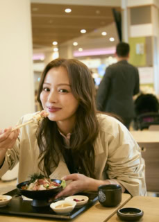 「数種類のお刺身が乗っていて、最後は自家製魚出汁をかけてお茶漬けにできるなんて。コスパよすぎ！」。ペロリと完食した理央さんでした