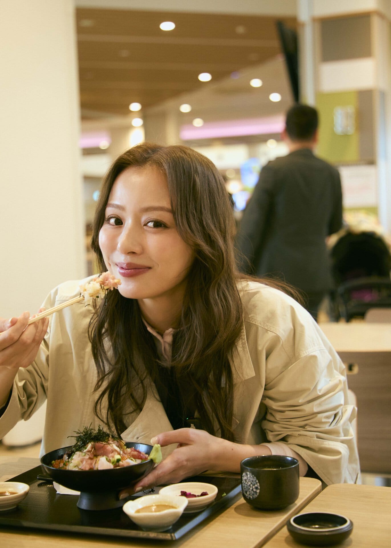 「数種類のお刺身が乗っていて、最後は自家製魚出汁をかけてお茶漬けにできるなんて。コスパよすぎ！」。ペロリと完食した理央さんでした