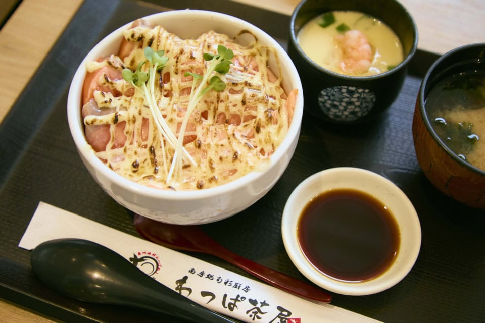 スタッフも一緒に美味しいランチに舌鼓♡ サーモンマヨ丼（￥1,298）、アジフライ定食（¥1,408）