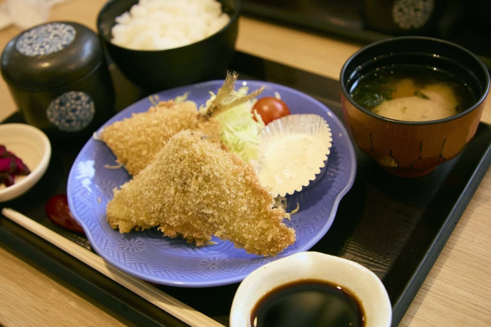 スタッフも一緒に美味しいランチに舌鼓♡ サーモンマヨ丼（￥1,298）、アジフライ定食（¥1,408）