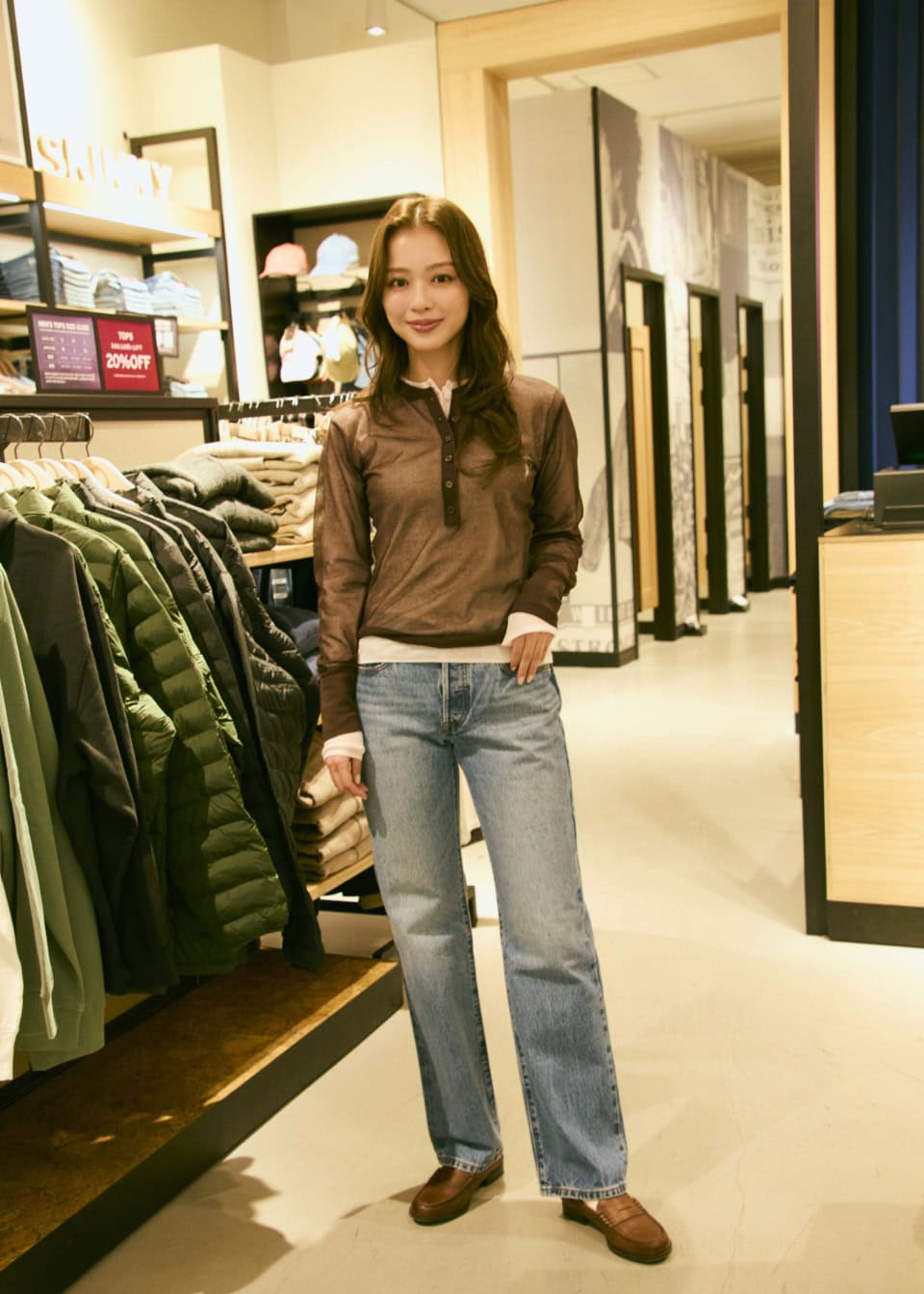 リーバイス®︎のアイコニックなモデル「501®︎」を試着してみると、お直しなしでこのピッタリ具合！ 本人も想像以上のシンデレラフィットに驚きを隠せない様子。「このデニムは、今日みたいなローファーはもちろん、バレエシューズだったりフラットシューズに合わせてもいいかも！」と追加購入。すっかり気に入ったため、はいたまま次のショップへGO！