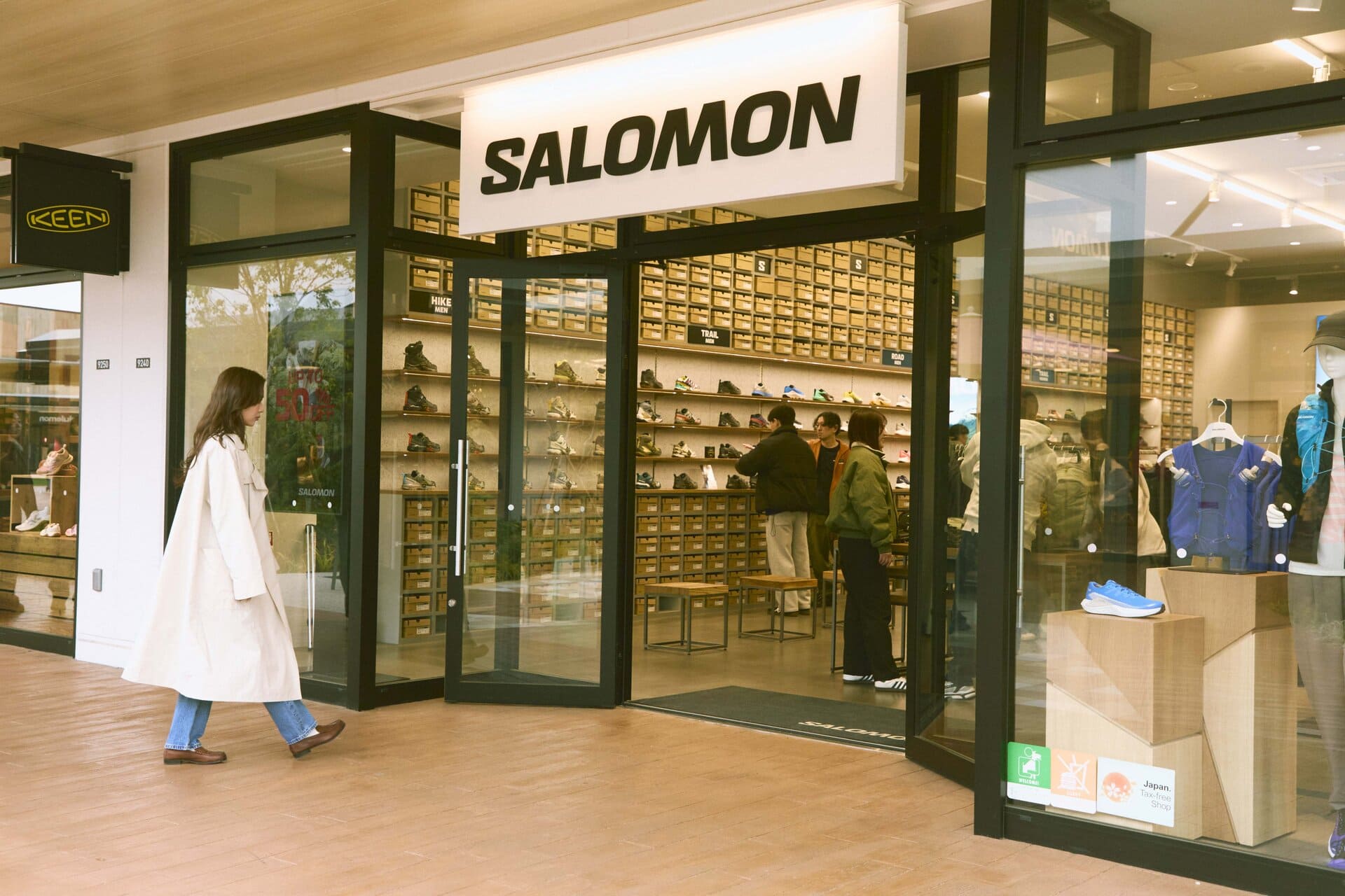 「撮影現場とか旅行先で羽織れるシャカシャカアウターを探してるの」。撮影ということを忘れて、スタッフ一同理央さんのアウター探し！