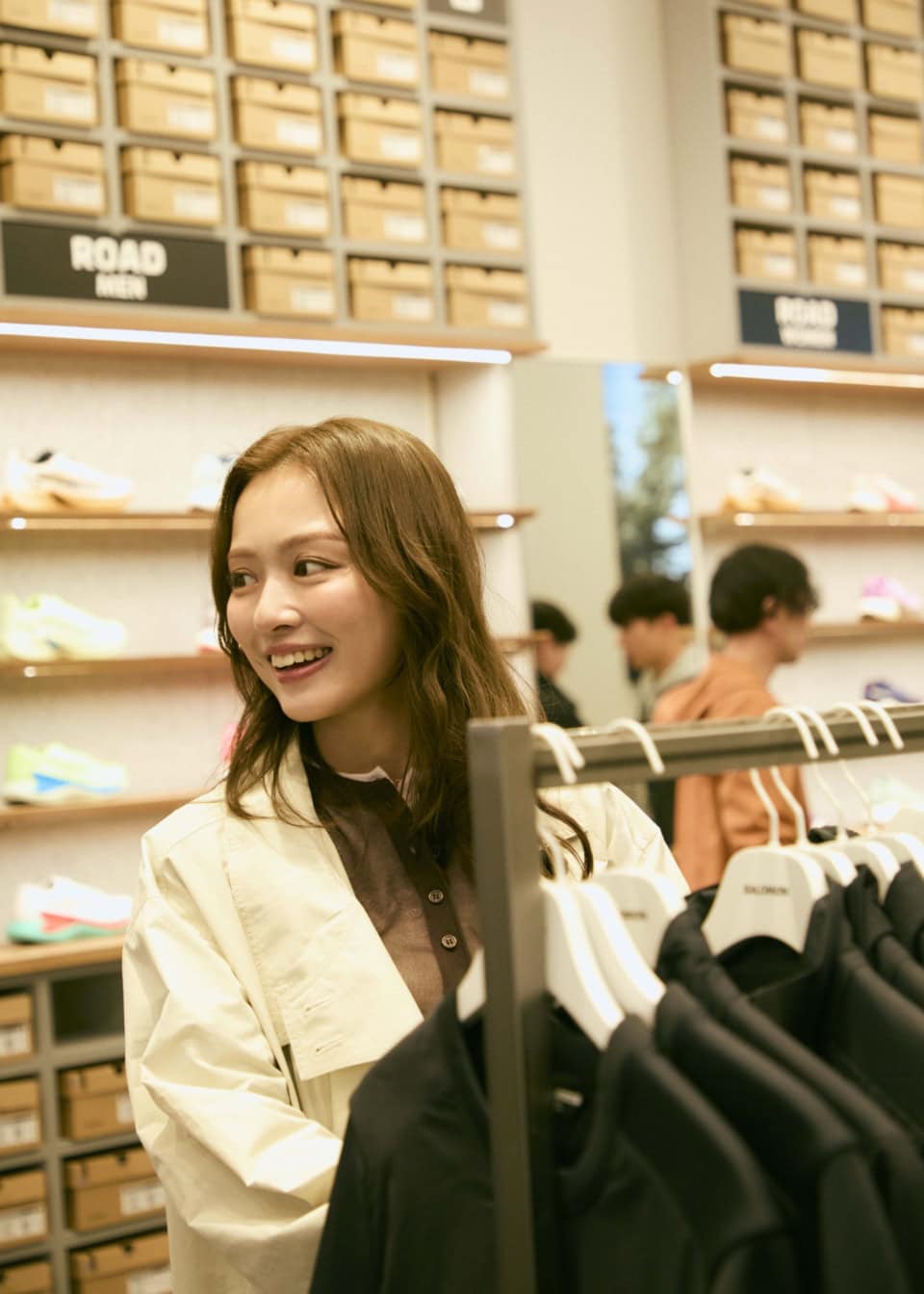 「撮影現場とか旅行先で羽織れるシャカシャカアウターを探してるの」。撮影ということを忘れて、スタッフ一同理央さんのアウター探し！