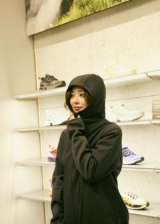 試着中のアウターは、それぞれ違うデザインのもの。防水効果バッチリな本格的な登山用のものから、ランニング用のライトな羽織まで、デザインや機能性ともに充実していて1枚に決めきれません！