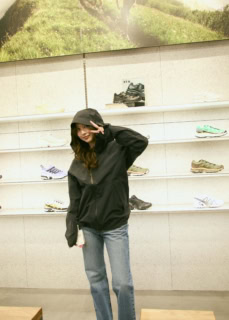 試着中のアウターは、それぞれ違うデザインのもの。防水効果バッチリな本格的な登山用のものから、ランニング用のライトな羽織まで、デザインや機能性ともに充実していて1枚に決めきれません！