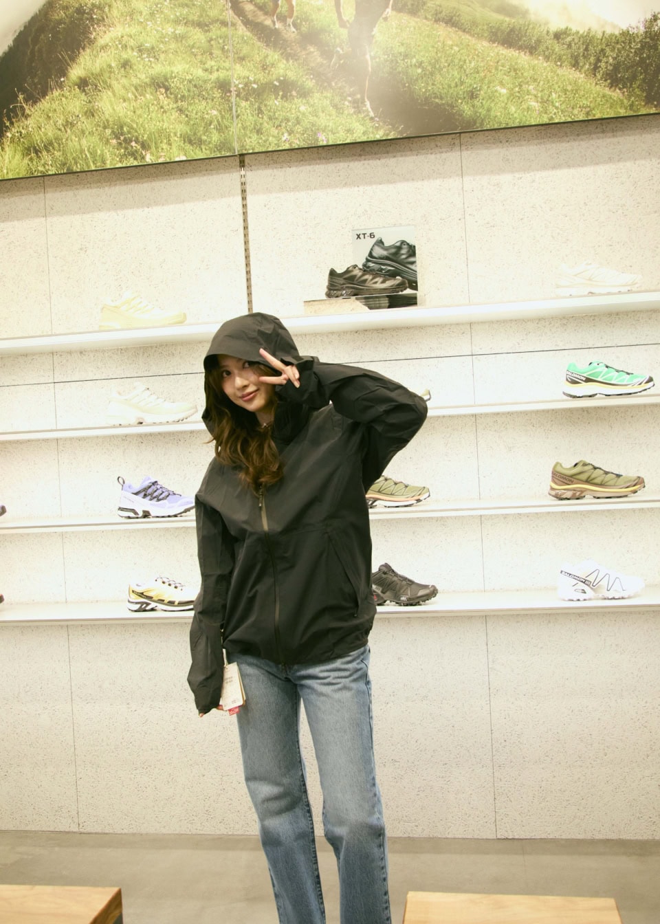 試着中のアウターは、それぞれ違うデザインのもの。防水効果バッチリな本格的な登山用のものから、ランニング用のライトな羽織まで、デザインや機能性ともに充実していて1枚に決めきれません！