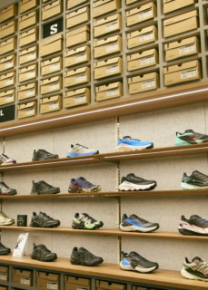 お次はスニーカーをチェック。海外ブランドならではの、カラフルな色使いも素敵