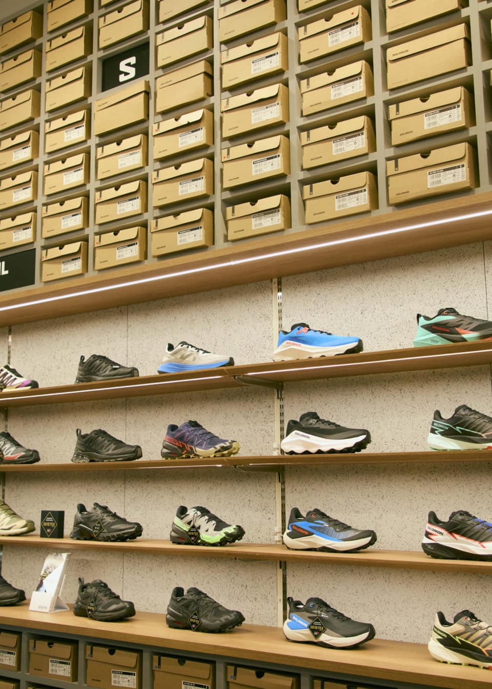 お次はスニーカーをチェック。海外ブランドならではの、カラフルな色使いも素敵